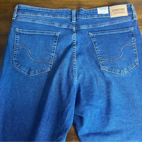 Signature By Levi Strauss Women's Mid-rise Stretch Boyfriend Size 18 W34 - Picture 9 of 9